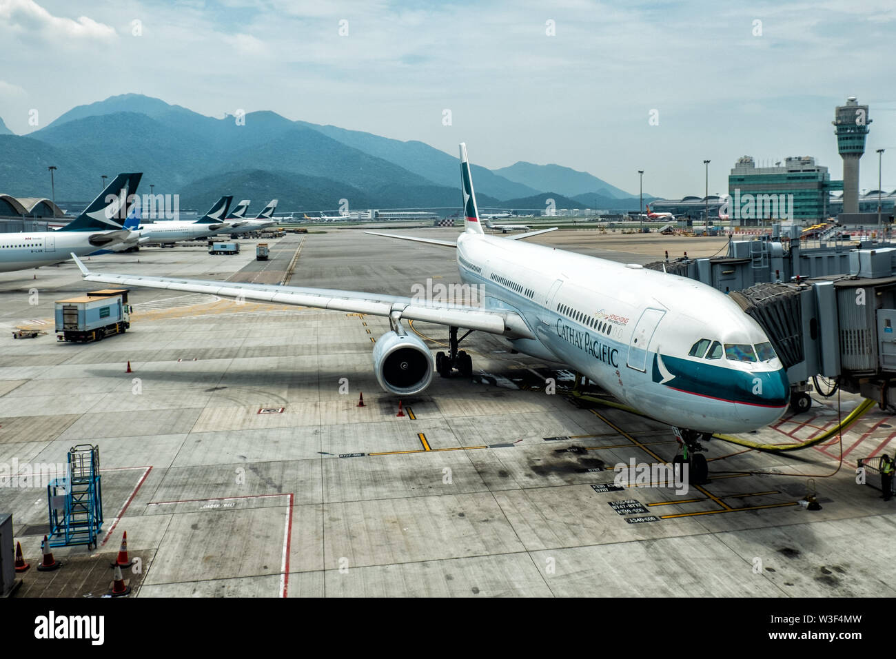 Lantau, Hong Kong - 26 Agosto 2018 : aereo dock con passeggero ponte di imbarco dell'aeroporto Foto Stock