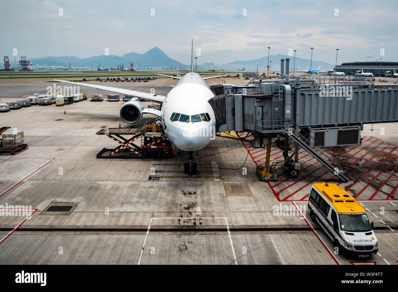 Lantau, Hong Kong - 26 Agosto 2018 : aereo dock con passeggero ponte di imbarco dell'aeroporto Foto Stock