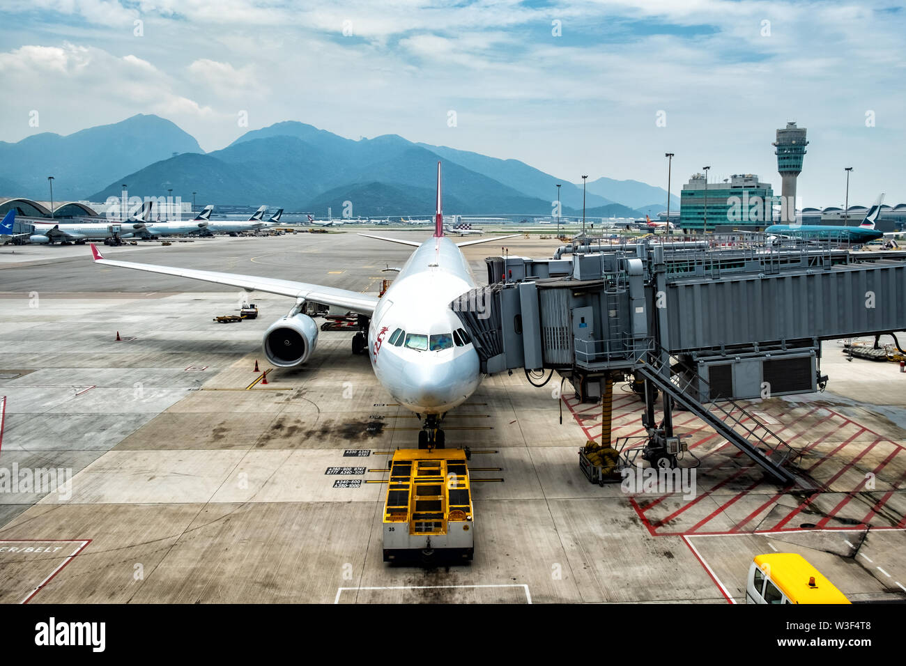 Lantau, Hong Kong - 26 Agosto 2018 : aereo dock con passeggero ponte di imbarco dell'aeroporto Foto Stock