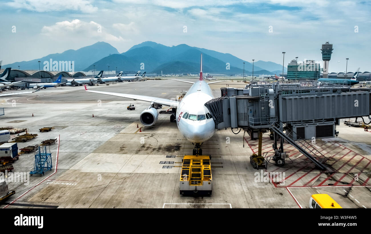 Lantau, Hong Kong - 26 Agosto 2018 : aereo dock con passeggero ponte di imbarco dell'aeroporto Foto Stock