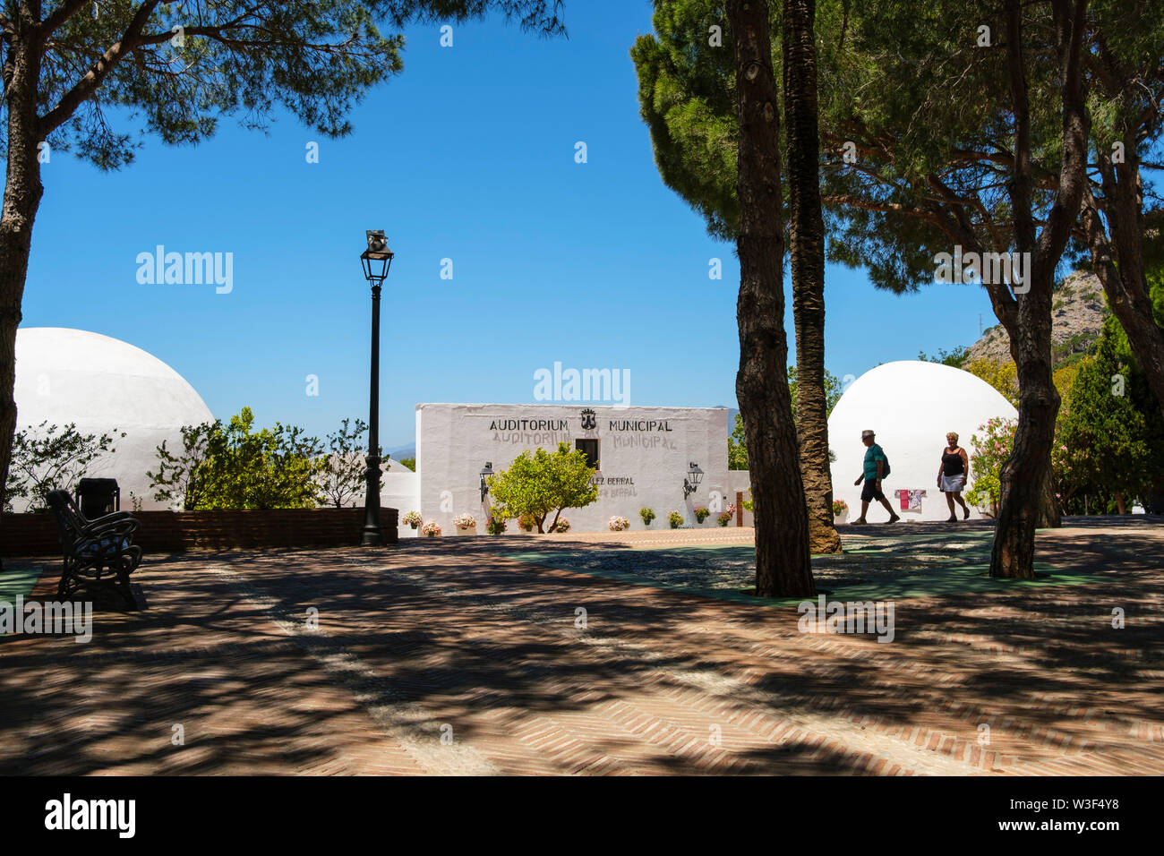 Giardini della parete, bianco villaggio di Mijas. Provincia di Malaga Costa del Sol. Andalusia, Spagna del Sud Europa Foto Stock