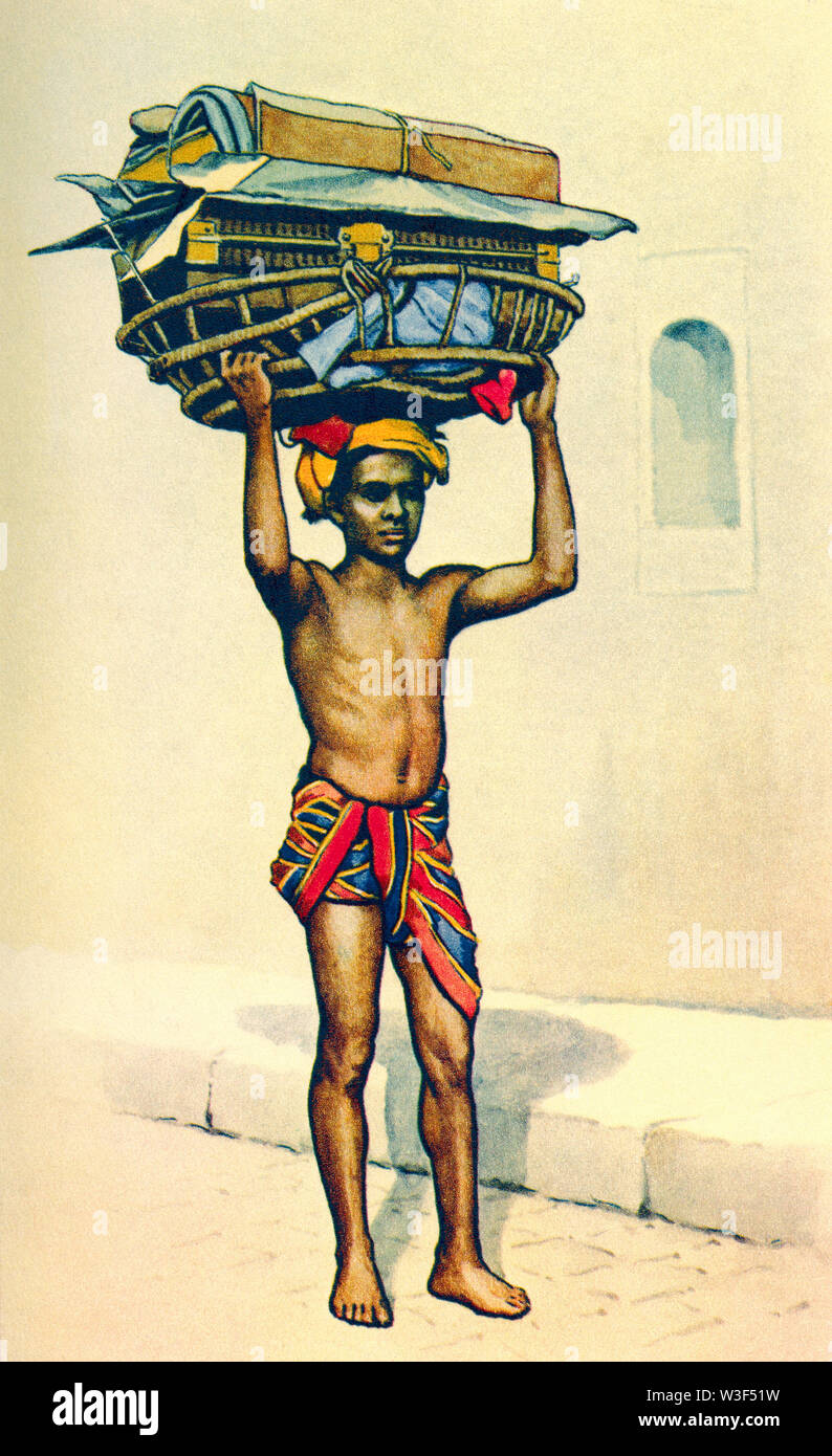 Un indiano porter portando un grande cestino di bagagli sulla sua testa. Da una stampa contemporanea, c.1935. Foto Stock
