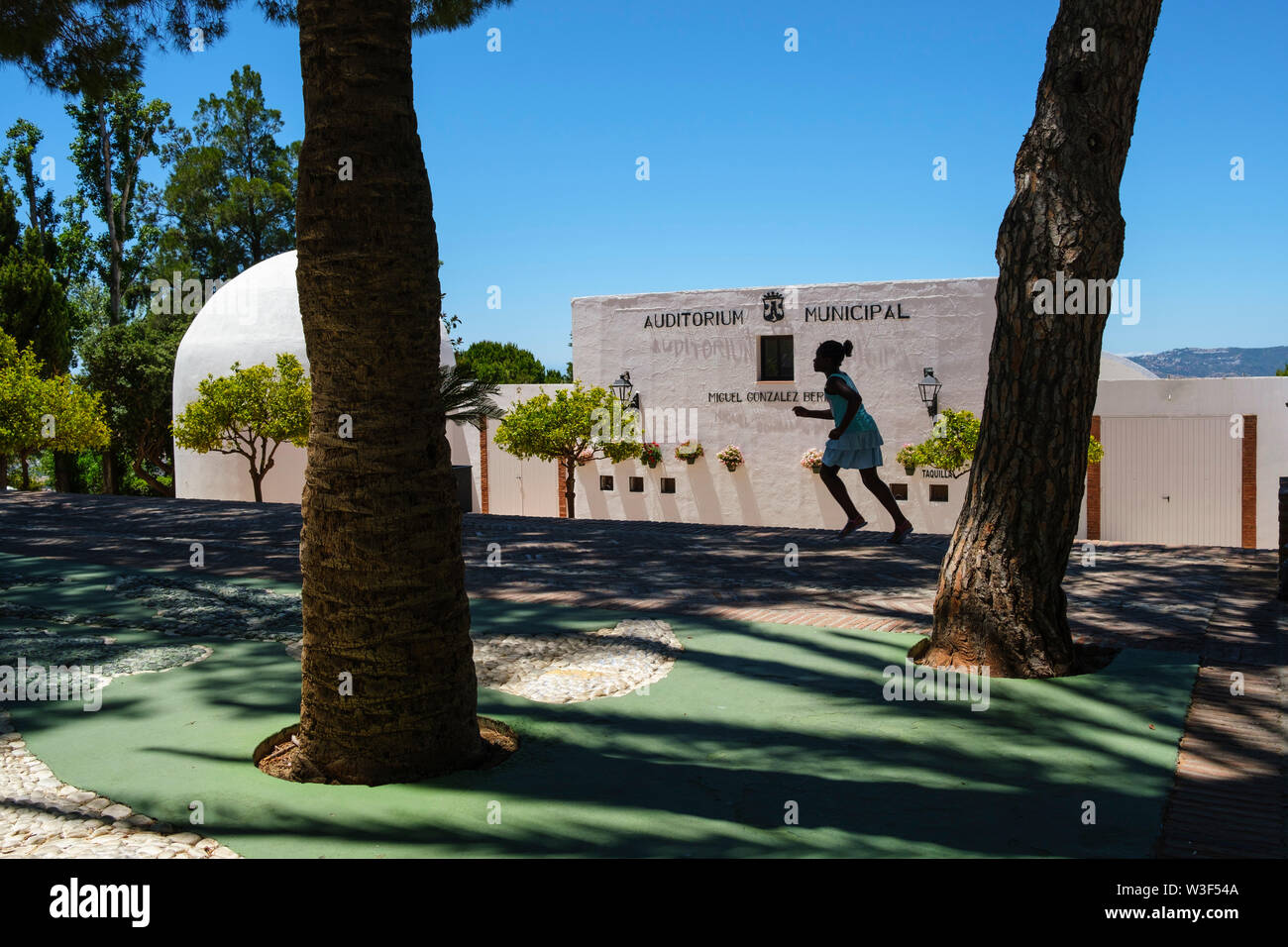Giardini della parete, bianco villaggio di Mijas. Provincia di Malaga Costa del Sol. Andalusia, Spagna del Sud Europa Foto Stock