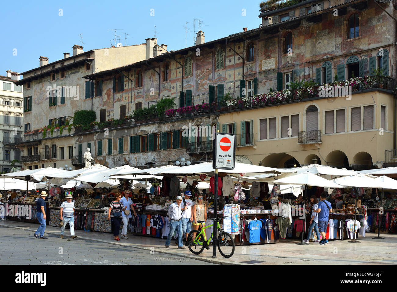 Turisti in Piazza delle Erbe di Verona - Italia. Foto Stock