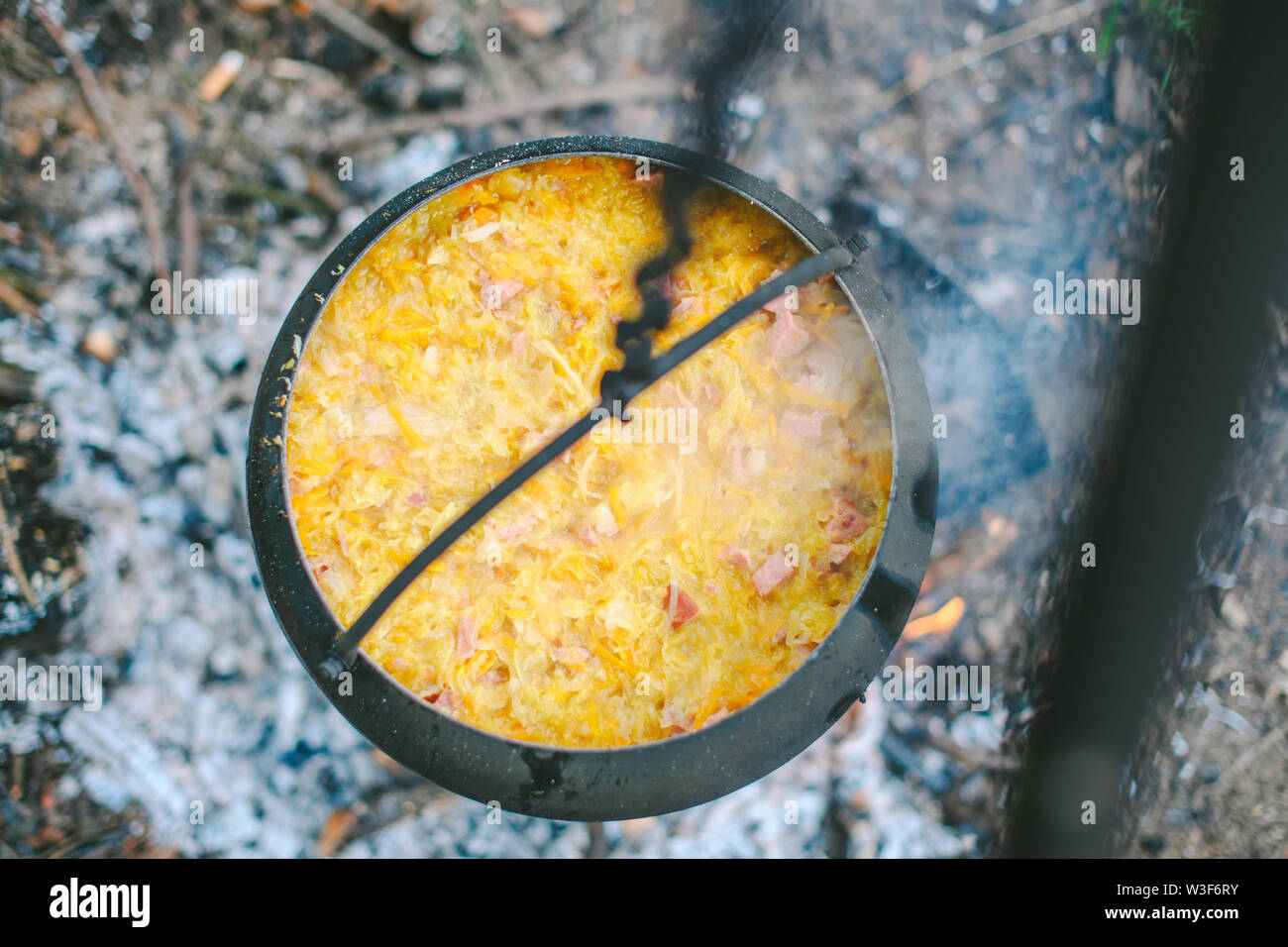 La cottura la zuppa di cavolo su un falò Foto Stock