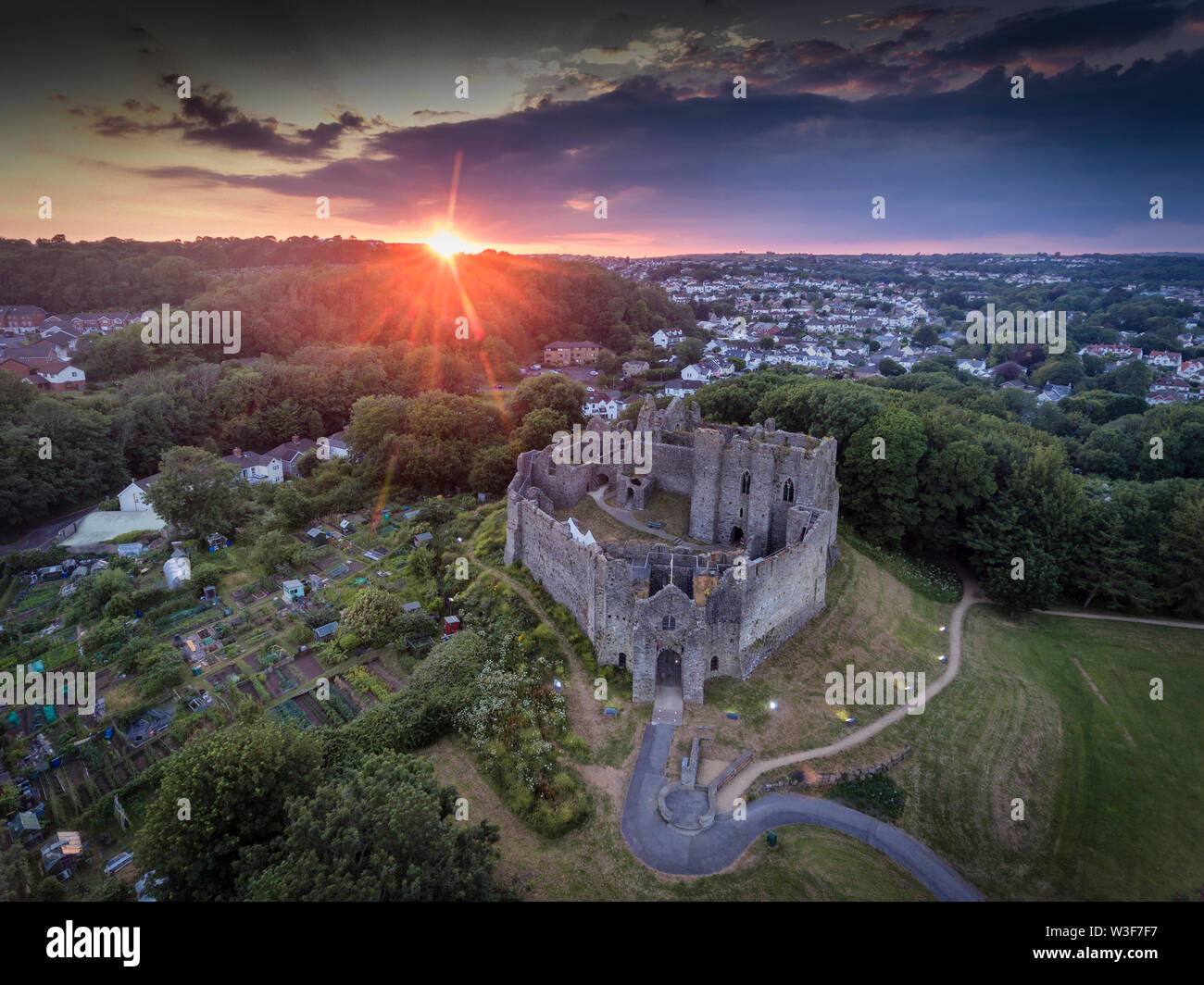 Tramonto a Oystermouth Castle Foto Stock