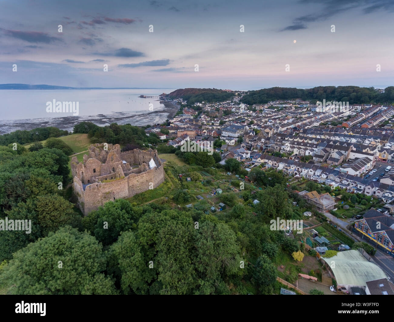 Oystermouth Castle e Mumbles village Foto Stock