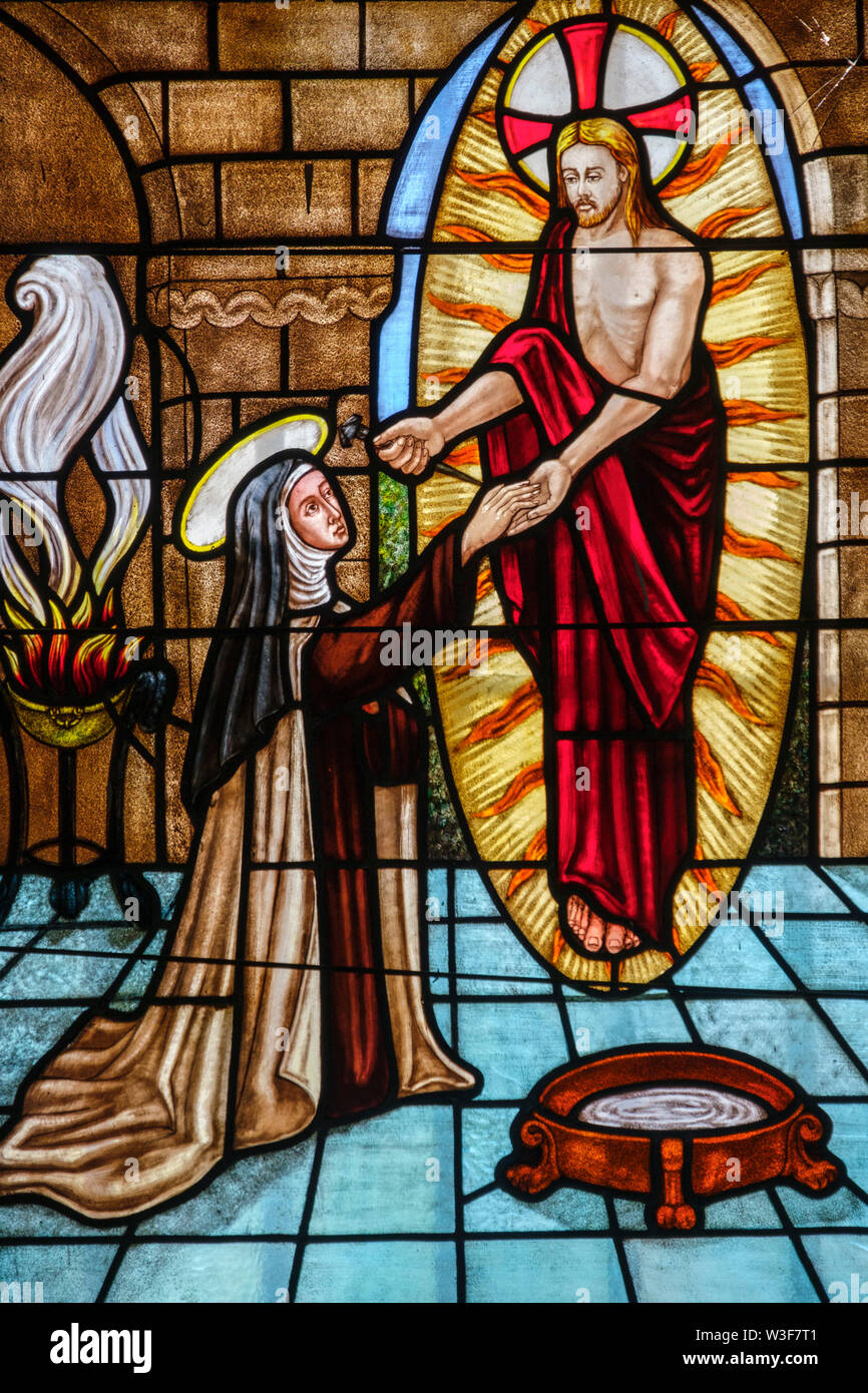 Il vetro macchiato. Chiesa conventuale di Santa Teresa de Jesus, Sito Patrimonio Mondiale dell'UNESCO. La città di Avila. Castilla León, Spagna Europa Foto Stock
