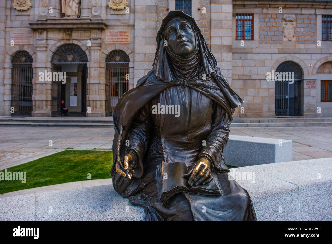 Chiesa del Convento e la scultura di Santa Teresa de Jesus, Sito Patrimonio Mondiale dell'UNESCO. La città di Avila. Castilla León, Spagna Europa Foto Stock