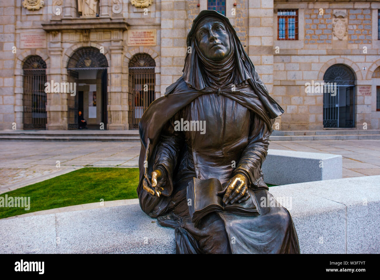Chiesa del Convento e la scultura di Santa Teresa de Jesus, Sito Patrimonio Mondiale dell'UNESCO. La città di Avila. Castilla León, Spagna Europa Foto Stock