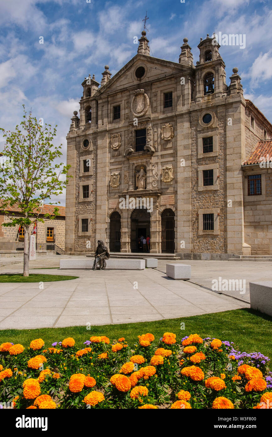 Chiesa del Convento e la scultura di Santa Teresa de Jesus, Sito Patrimonio Mondiale dell'UNESCO. La città di Avila. Castilla León, Spagna Europa Foto Stock