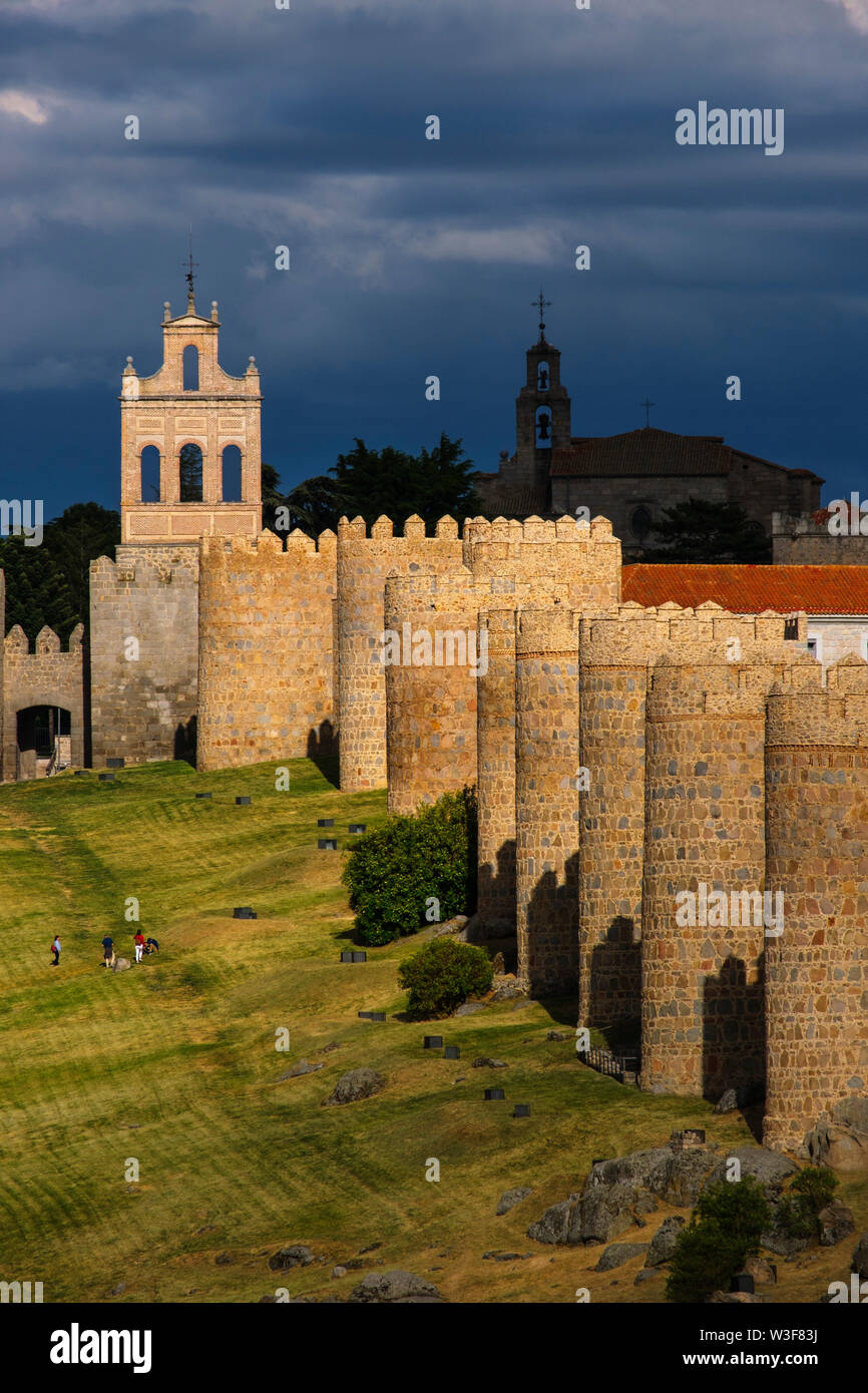 Medievale Mura monumentali, Sito Patrimonio Mondiale dell'UNESCO. La città di Avila. Castilla León, Spagna Europa Foto Stock