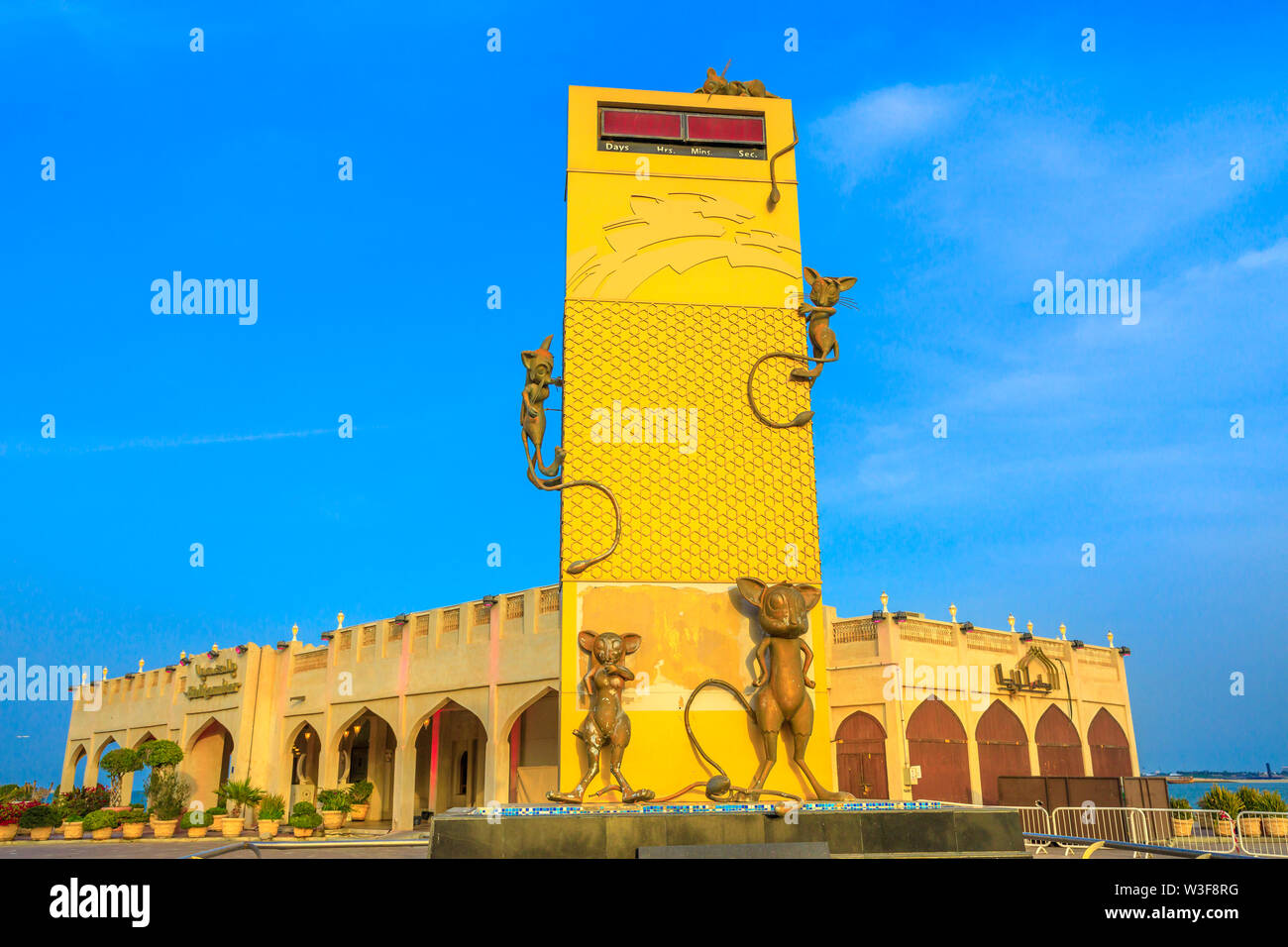 Doha, Qatar - 23 Febbraio 2019: monumento per il conto alla rovescia dei Giochi Asiatici 2006 lungo la Corniche a Doha West Bay, Medio Oriente. Al lusso Mourjan Foto Stock