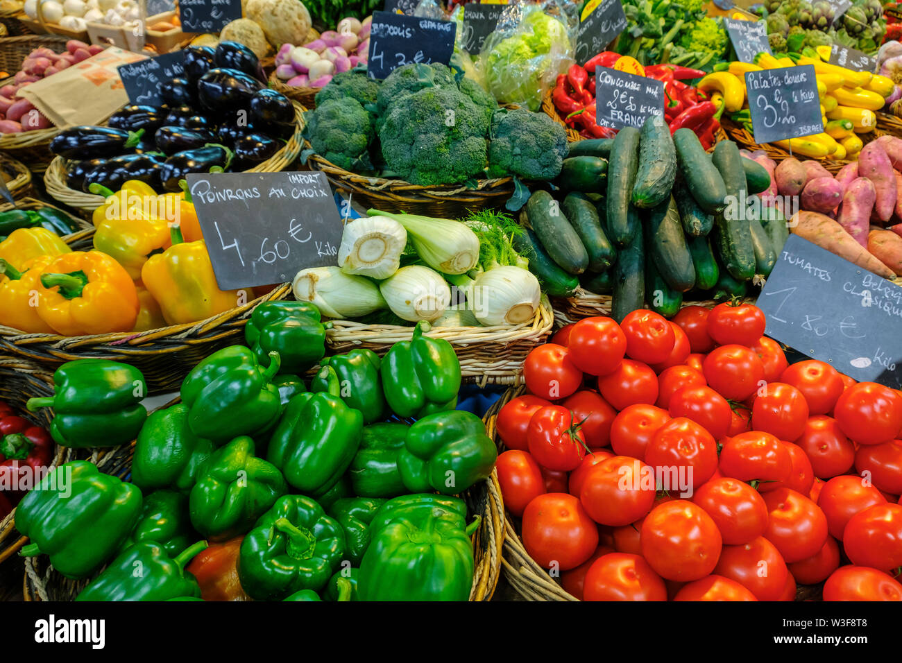 Varie verdure, pomodori, peperoni verdi, peperoni gialli, finocchio, zucchine, melanzane, broccoli. Marché des cappucini mercato. Bordeaux, Gironde. Aqu Foto Stock