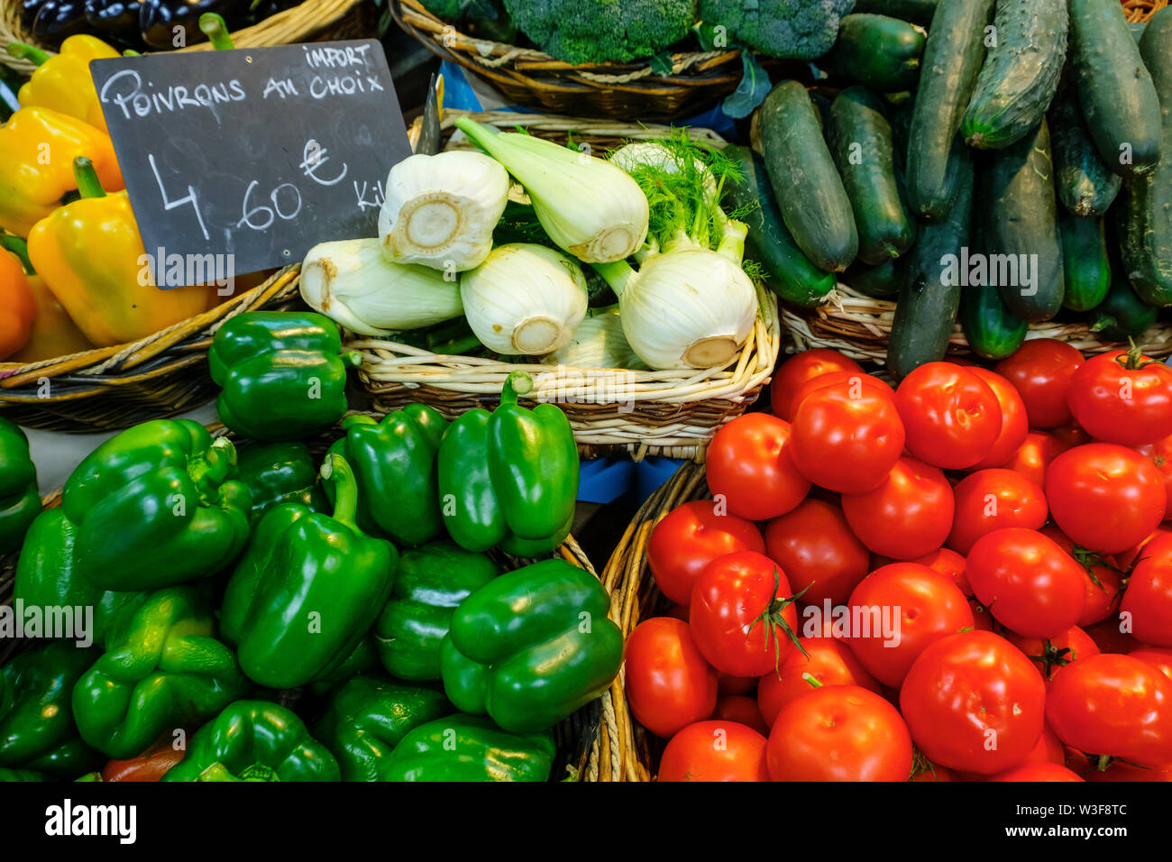 Varie verdure, pomodori, peperoni verdi, peperoni gialli, finocchio, zucchine, melanzane, broccoli. Marché des cappucini mercato. Bordeaux, Gironde. Aqu Foto Stock