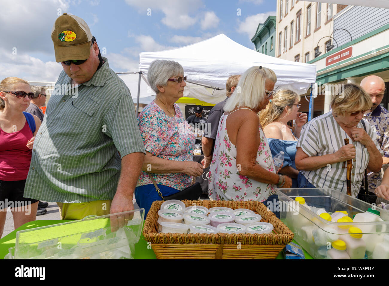 I clienti potranno godere di campioni a annuale di Little Falls Festa del formaggio nella contea di Herkimer, New York, Stati Uniti d'America Foto Stock