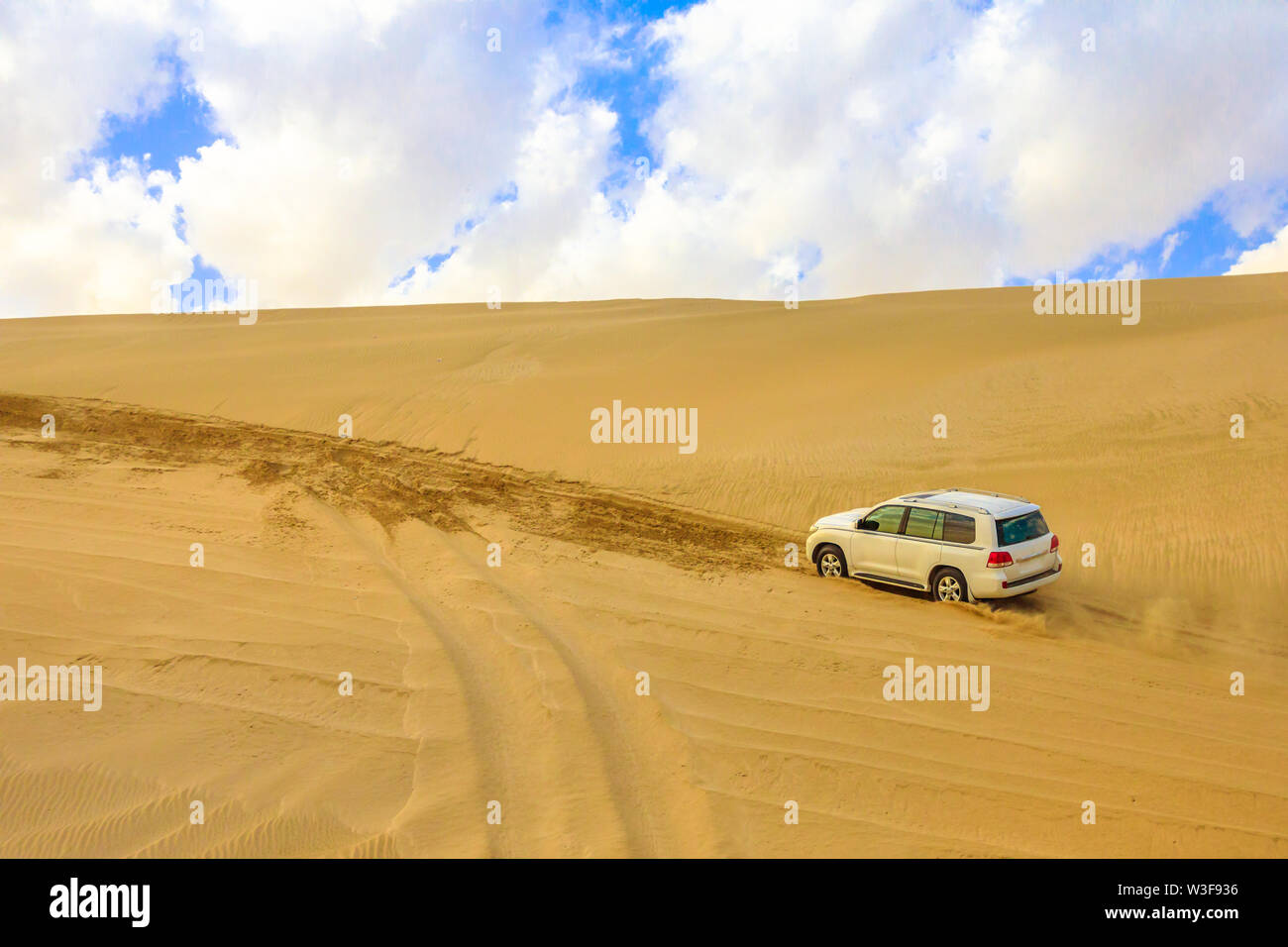Khor al Udaid, Qatar - Febbraio 19, 2019: avventura fuori strada con Toyota Land Cruiser nel deserto Arabico. 4x4wd dune bashing in Inland Sea Foto Stock