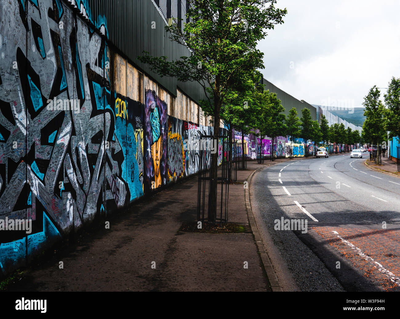 La parete o Belfast, pieno di dipinti murali e di colori. Foto Stock