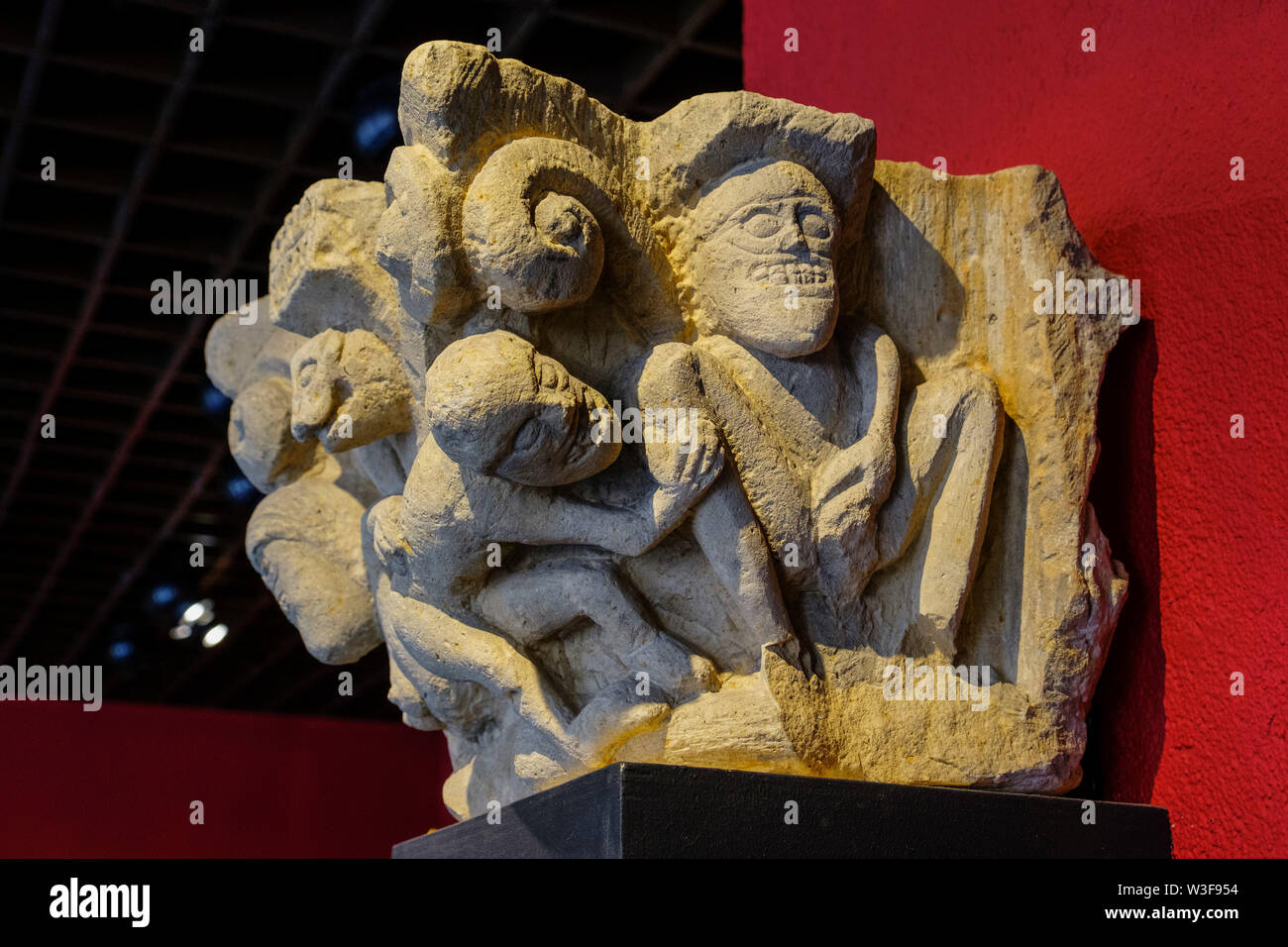 Capitello romanico rappresentante di vizi XII secolo Agen. Musée d'Aquitaine, museo di Aquitania. Bordeaux, Gironde. Regione Aquitania. Francia Europa Foto Stock
