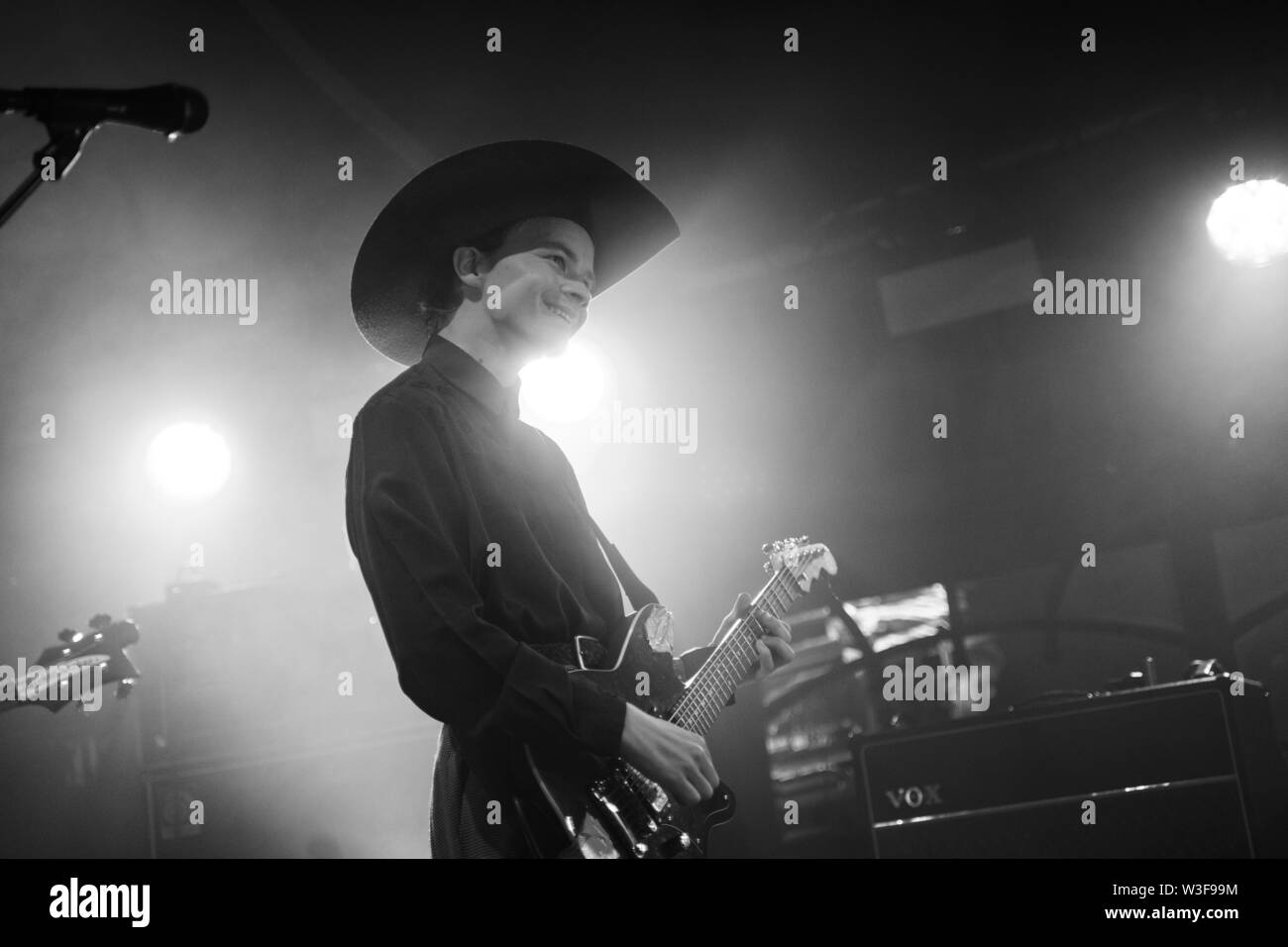 Bergen, Norvegia - 15 giugno 2019. La band britannica Midi nero esegue un concerto dal vivo durante il norvegese music festival Bergenfest 2019 a Bergen. Qui il cantante e chitarrista Geordie Greep è visto dal vivo sul palco. (Photo credit: Gonzales foto - Jarle H. Moe). Foto Stock