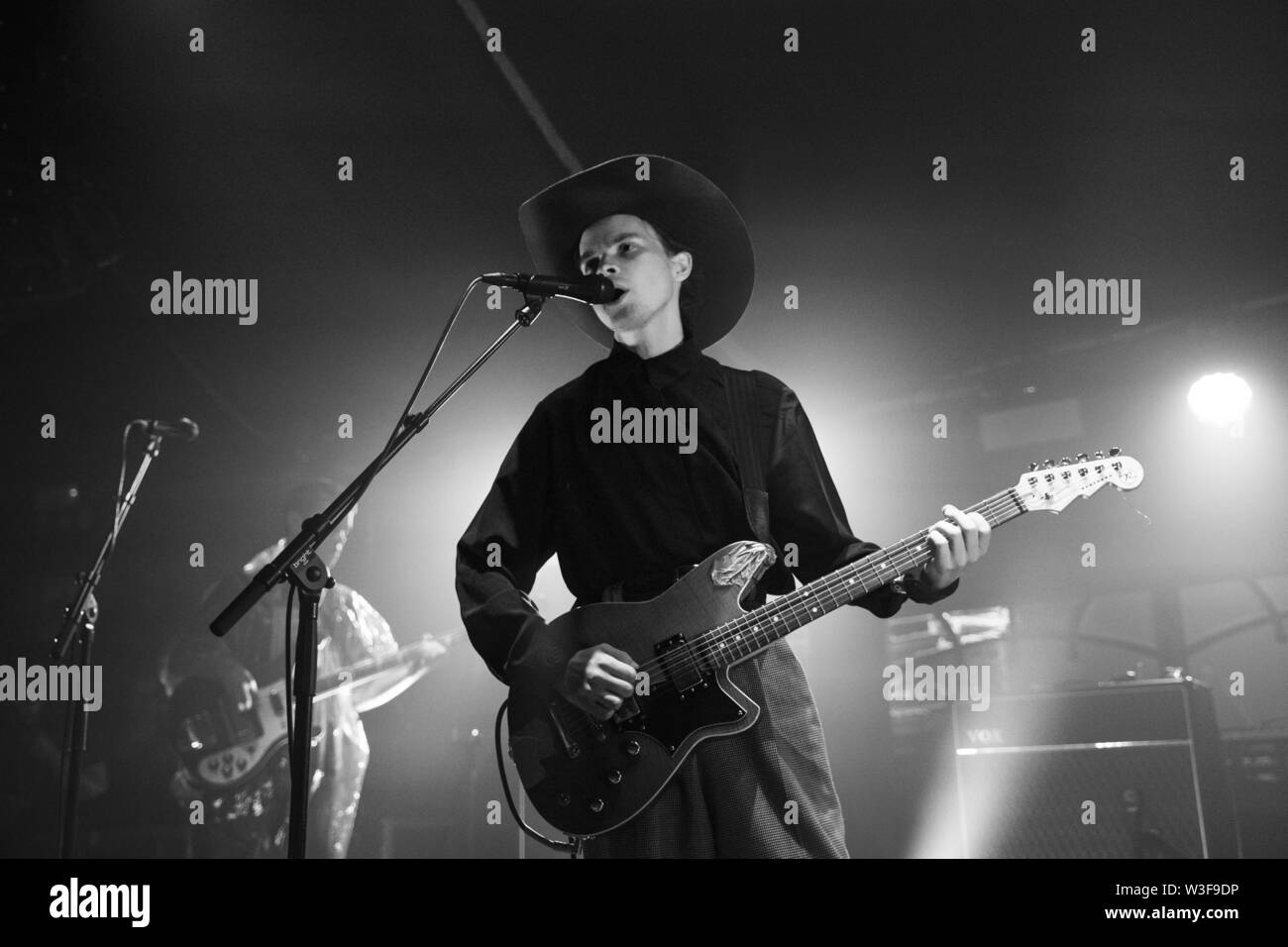 Bergen, Norvegia - 15 giugno 2019. La band britannica Midi nero esegue un concerto dal vivo durante il norvegese music festival Bergenfest 2019 a Bergen. Qui il cantante e chitarrista Geordie Greep è visto dal vivo sul palco. (Photo credit: Gonzales foto - Jarle H. Moe). Foto Stock