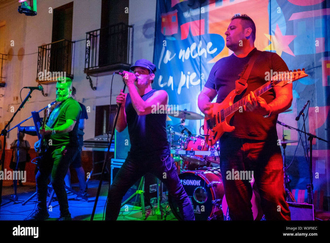 Le prestazioni di un gruppo musicale pop. La noche en torta. Cuevas del Becerro, provincia di Malaga. Andalusia, Spagna del Sud Europa Foto Stock