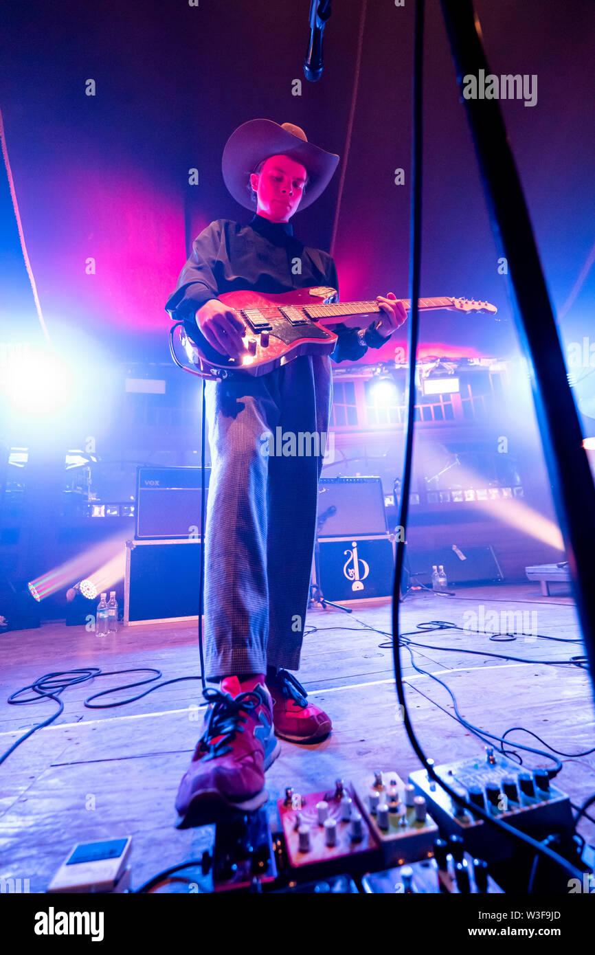 Bergen, Norvegia - 15 giugno 2019. La band britannica Midi nero esegue un concerto dal vivo durante il norvegese music festival Bergenfest 2019 a Bergen. Qui il cantante e chitarrista Geordie Greep è visto dal vivo sul palco. (Photo credit: Gonzales foto - Jarle H. Moe). Foto Stock