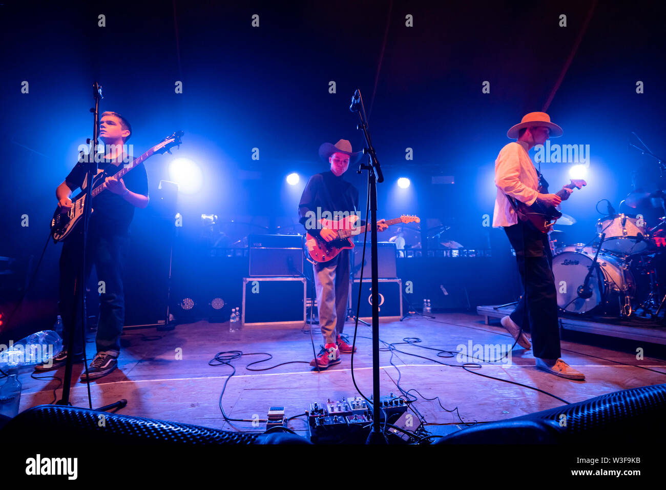 Bergen, Norvegia - 15 giugno 2019. La band britannica Midi nero esegue un concerto dal vivo durante il norvegese music festival Bergenfest 2019 a Bergen. Qui il cantante e chitarrista Geordie Greep è visto dal vivo sul palco con bass player bass player Cameron Picton (L) e il chitarrista Matt Kwasniewski-Kelvin (R). (Photo credit: Gonzales foto - Jarle H. Moe). Foto Stock