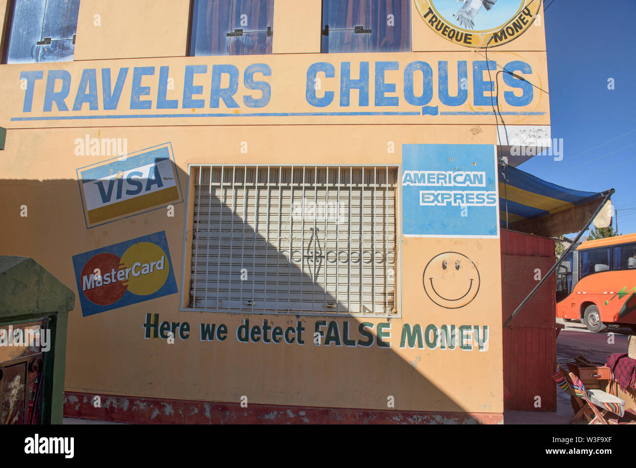 Funny moneychanger firmare al confine Bolivian-Peruvian, il lago Titicaca, Puno, Perù Foto Stock