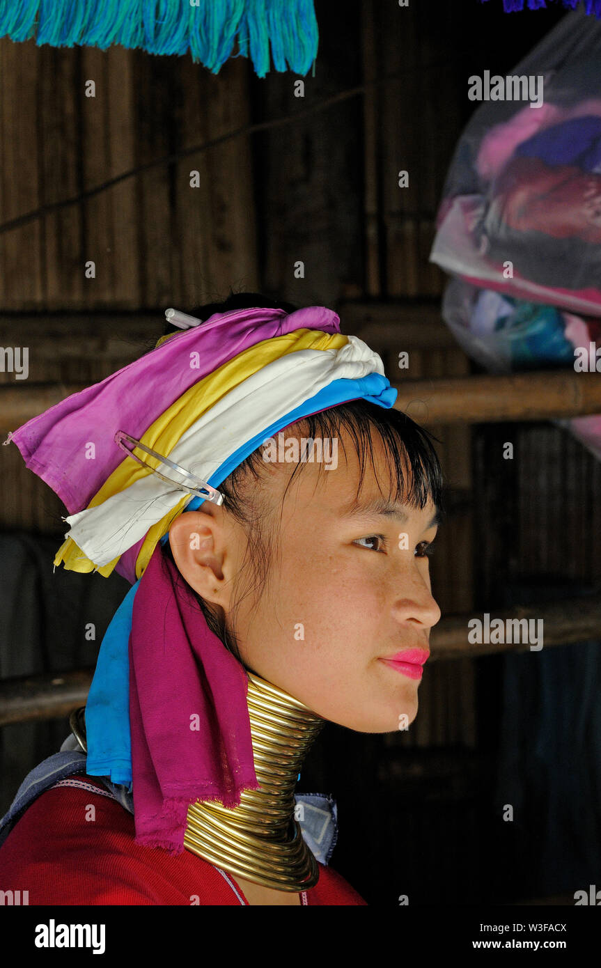 Divieto yapa, Chiang Rai/THAILANDIA - ottobre 29, 2009: ritratto di una giovane donna di karen indossare anelli di ottone al suo collo Foto Stock