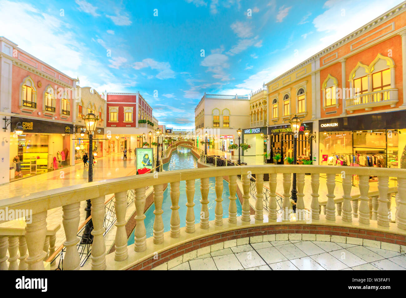 Doha, Qatar - 21 Febbraio 2019: balcone a venezia canal nel Villaggio Mall, un centro commerciale nella zona di aspirano. Marchi di lusso, negozi costosi e Foto Stock