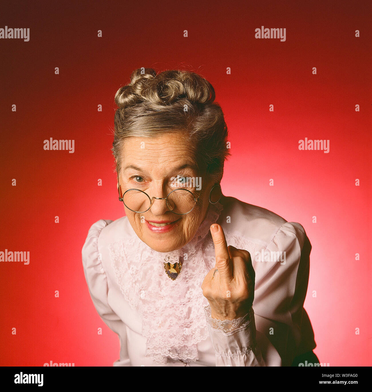 Old Lady dando il dito Foto Stock