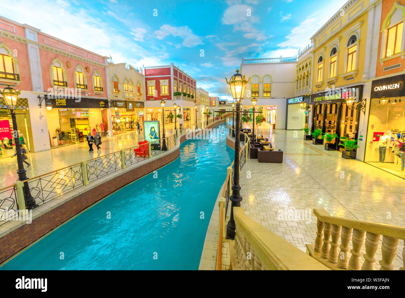 Doha, Qatar - 21 Febbraio 2019: venezia canal nel Villaggio Mall, un centro commerciale nella zona di aspirano. Marchi di lusso, negozi costosi e negozi esclusivi Foto Stock