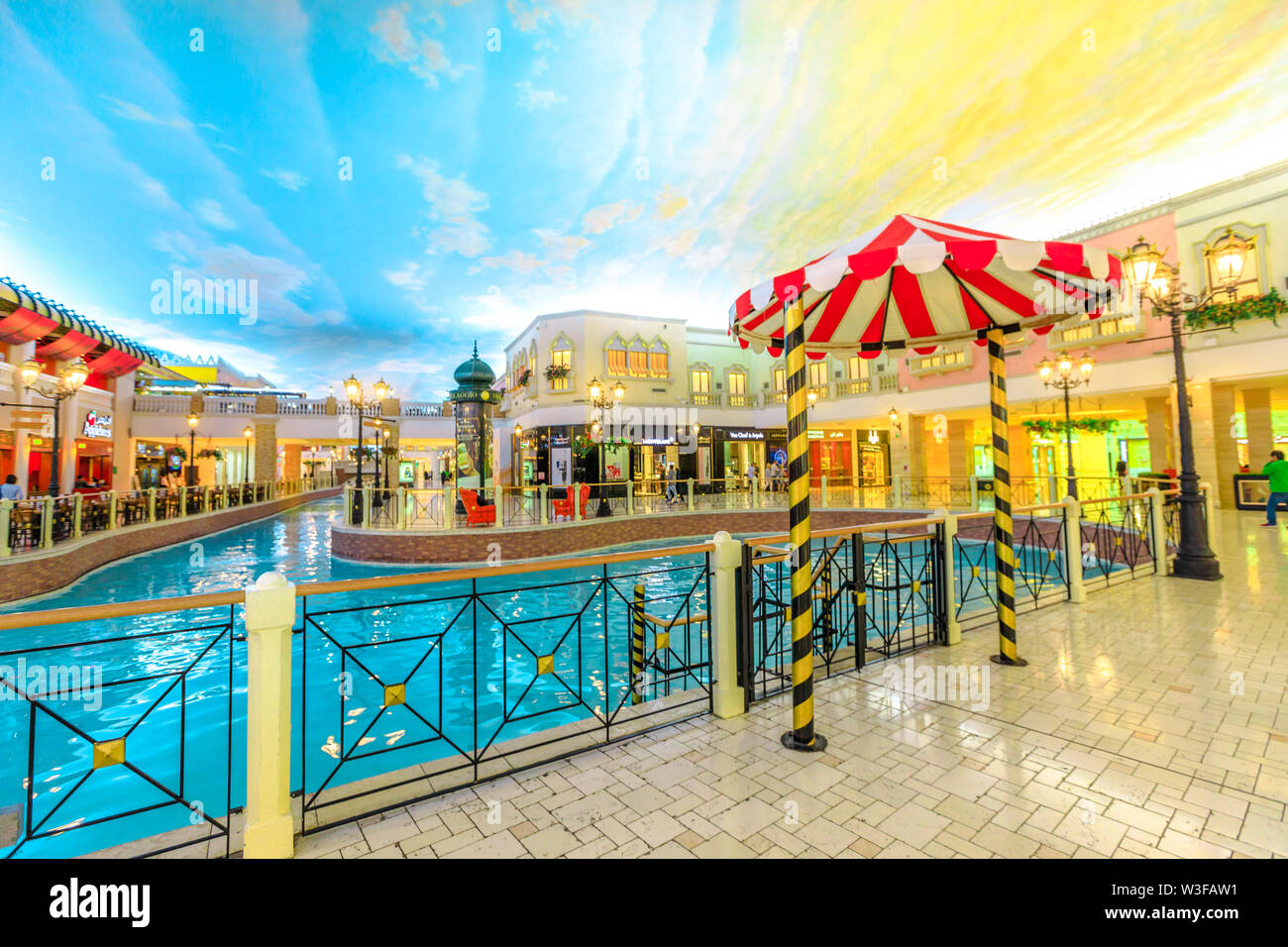 Doha, Qatar - 21 Febbraio 2019: Balcone in ferro a venezia canal nel Villaggio Mall Shopping center aspirano in zona. Marchi di lusso, negozi costosi e Foto Stock