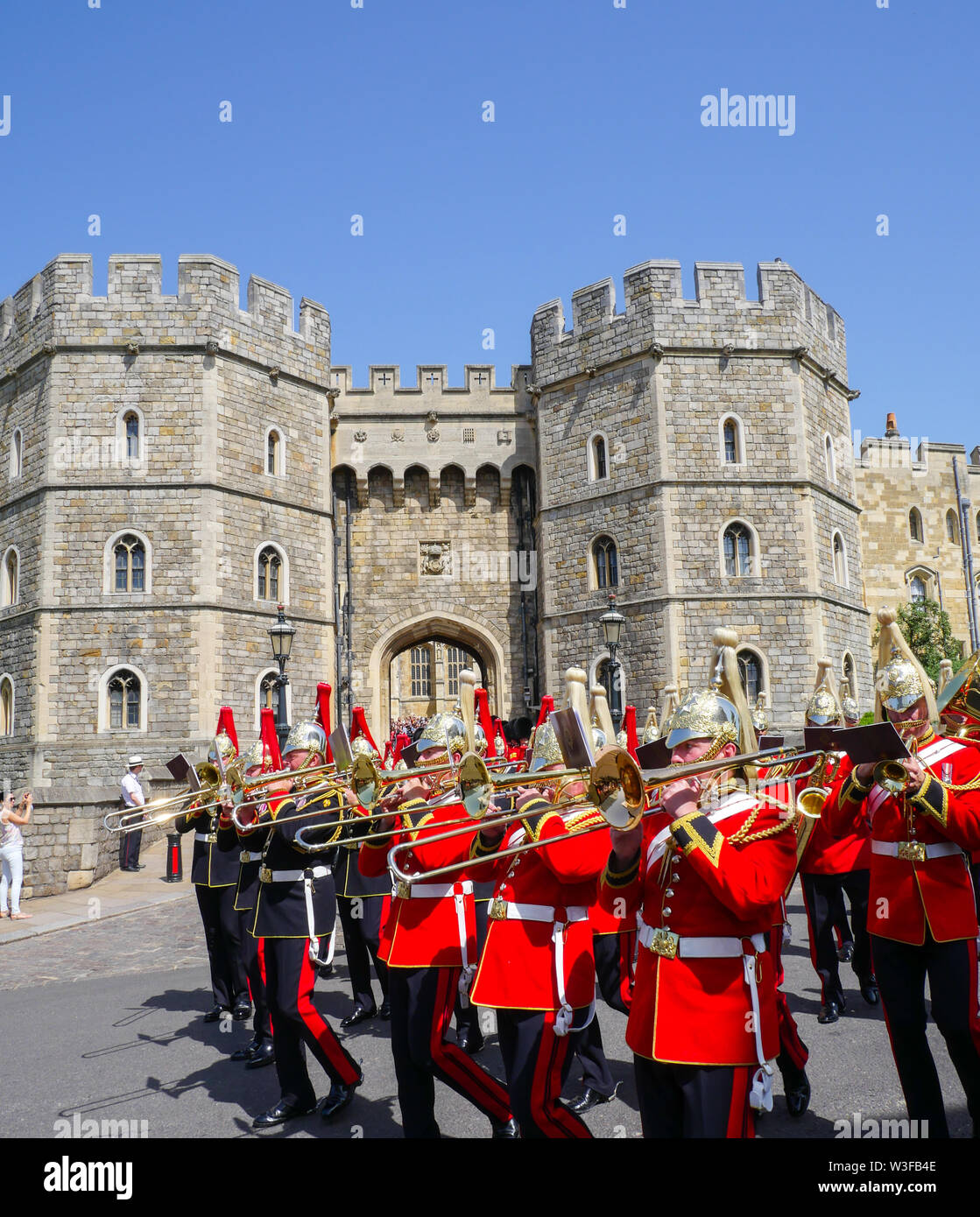 Modifica della guardia al Castello di Windsor, Queens Life Guard, il Castello di Windsor, Windsor, Berkshire, Inghilterra, Regno Unito, GB. Foto Stock
