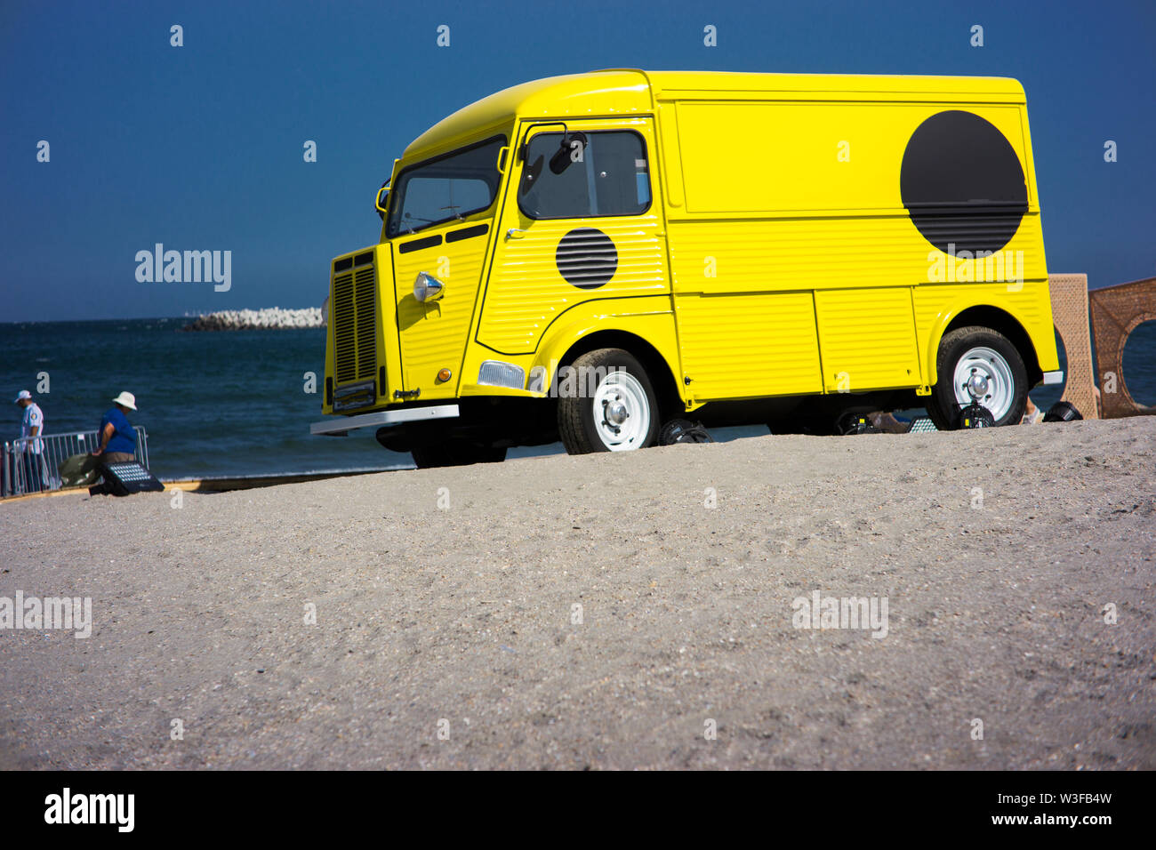 Autobus gialli sulla spiaggia in tempo soleggiato Foto Stock