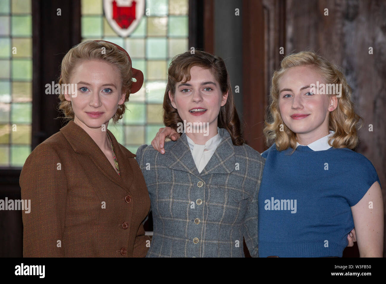 Anna Maria Mühe, Vanessa Loibl, Elisa Schlott beim Fototermin am impostare von "Unsere wunderbaren Jahre" auf Schloss Burg. Solingen, 03.07.2019 Foto Stock