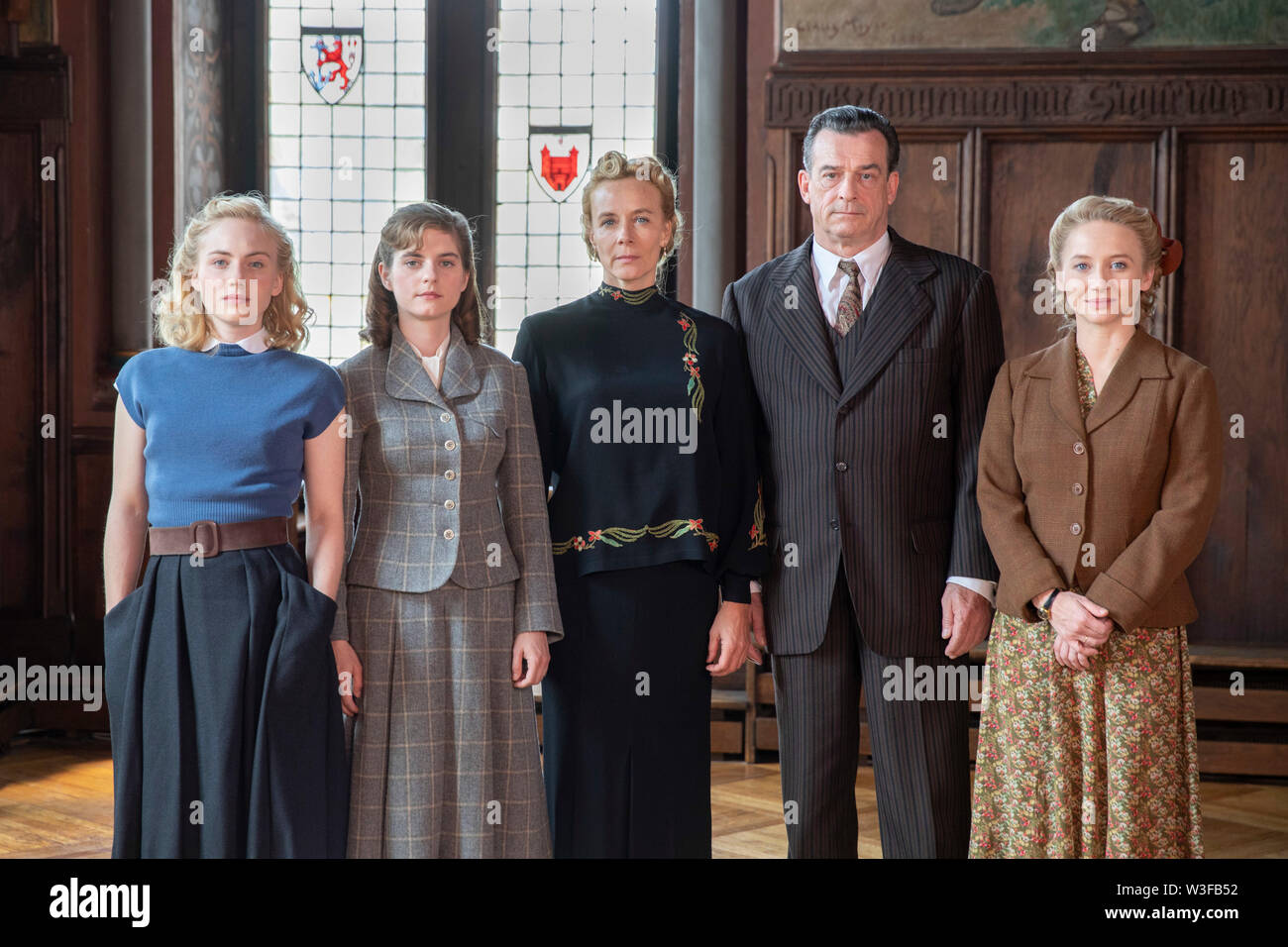 Elisa Schlott, Vanessa Loibl, Katja Riemann, Thomas Sarbacher, Anna Maria Mühe beim Fototermin am impostare von "Unsere wunderbaren Jahre" auf Schloss Burg. Foto Stock