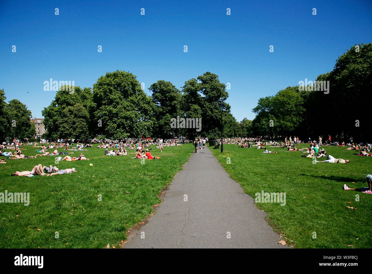 Londra - 26 Giugno : Le persone a rilassarsi nel parco di Clapham Common, la fuga da un onda di calore, il più caldo il giorno di estate, il 26 giugno 2011 a Londra, Regno Unito. Foto Stock