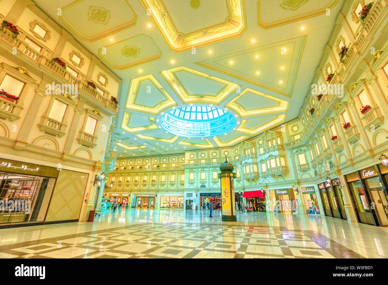 Doha, Qatar - 21 Febbraio 2019: marchi di lusso, negozi costosi e i negozi esclusivi di Doha shopping mall. Villaggio Mall è un centro commerciale in Foto Stock