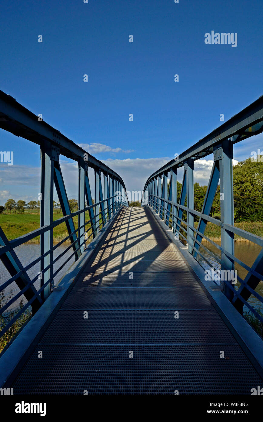 Amdorf, Germania - 22 settembre 2012: il ponte che attraversa il fiume leda a amdorf con una lunghezza di 50m, una larghezza totale di 2,5 m, una larghezza di corsia di 1,85 m Foto Stock