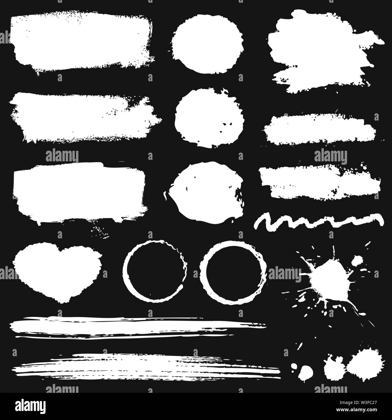 Macchie di grunge, pennellate di vernice e macchie di inchiostro isolate su sfondo nero. Elementi di disegno vettoriali bianchi per texture, cornice, sfondo. Illustrazione Vettoriale