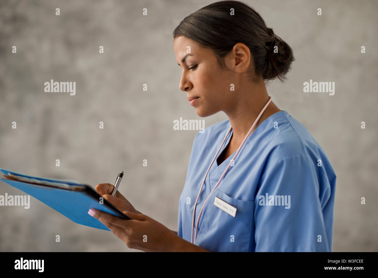Medico iscritto su un documento. Foto Stock