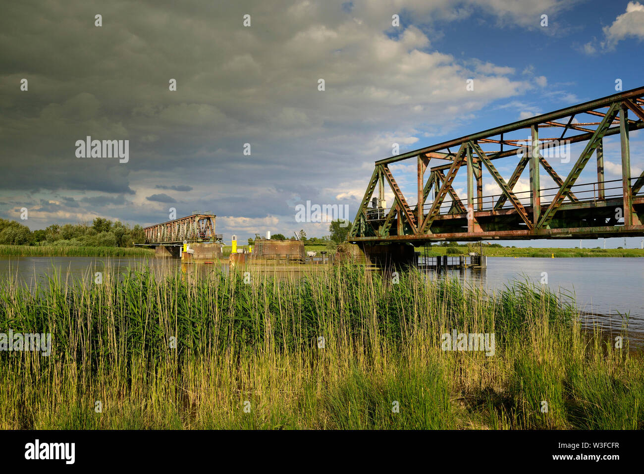 Weener, niedersachsen/GERMANIA - giugno 29, 2016: la friesen ponte che attraversa il fiume Ems distrutti su devember 03 2015 durante una collisione con la macchina Foto Stock