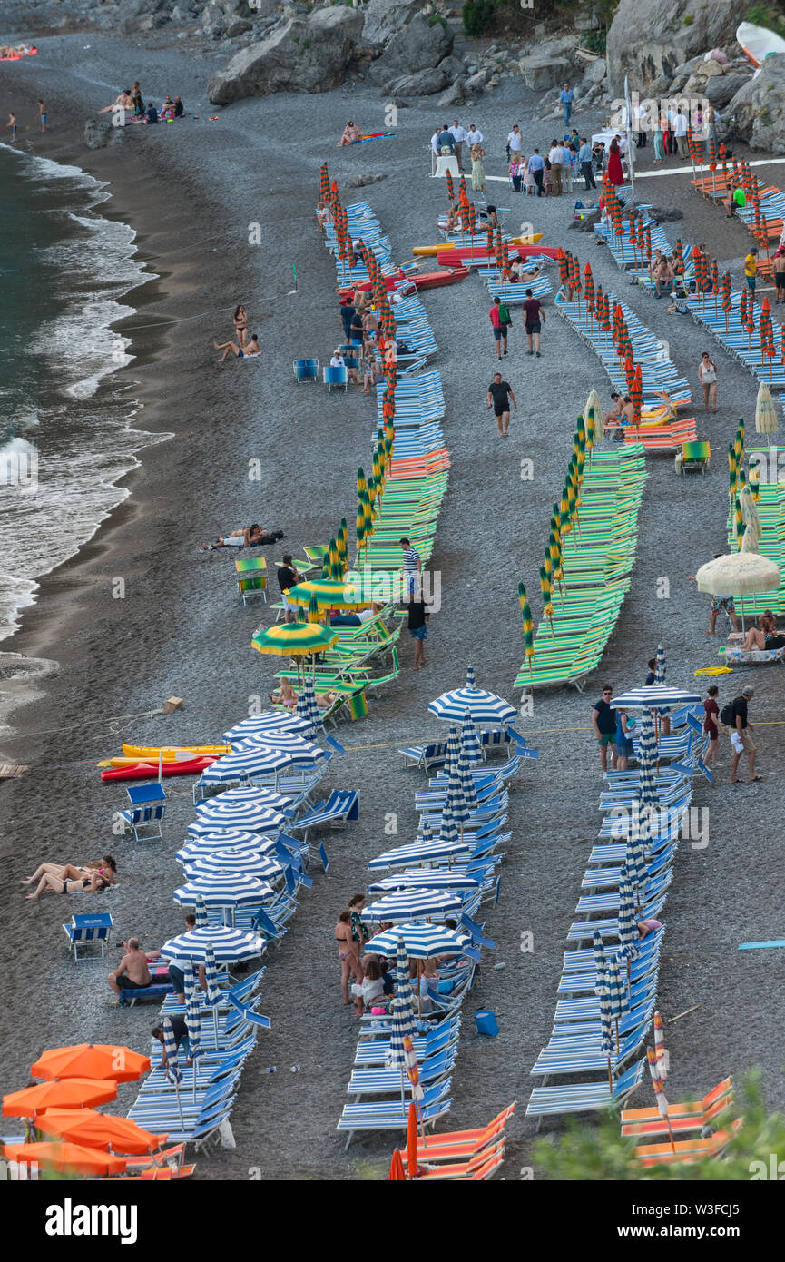 Positano (Salerno) Italia. La spiaggia in un affollato giorno Foto Stock