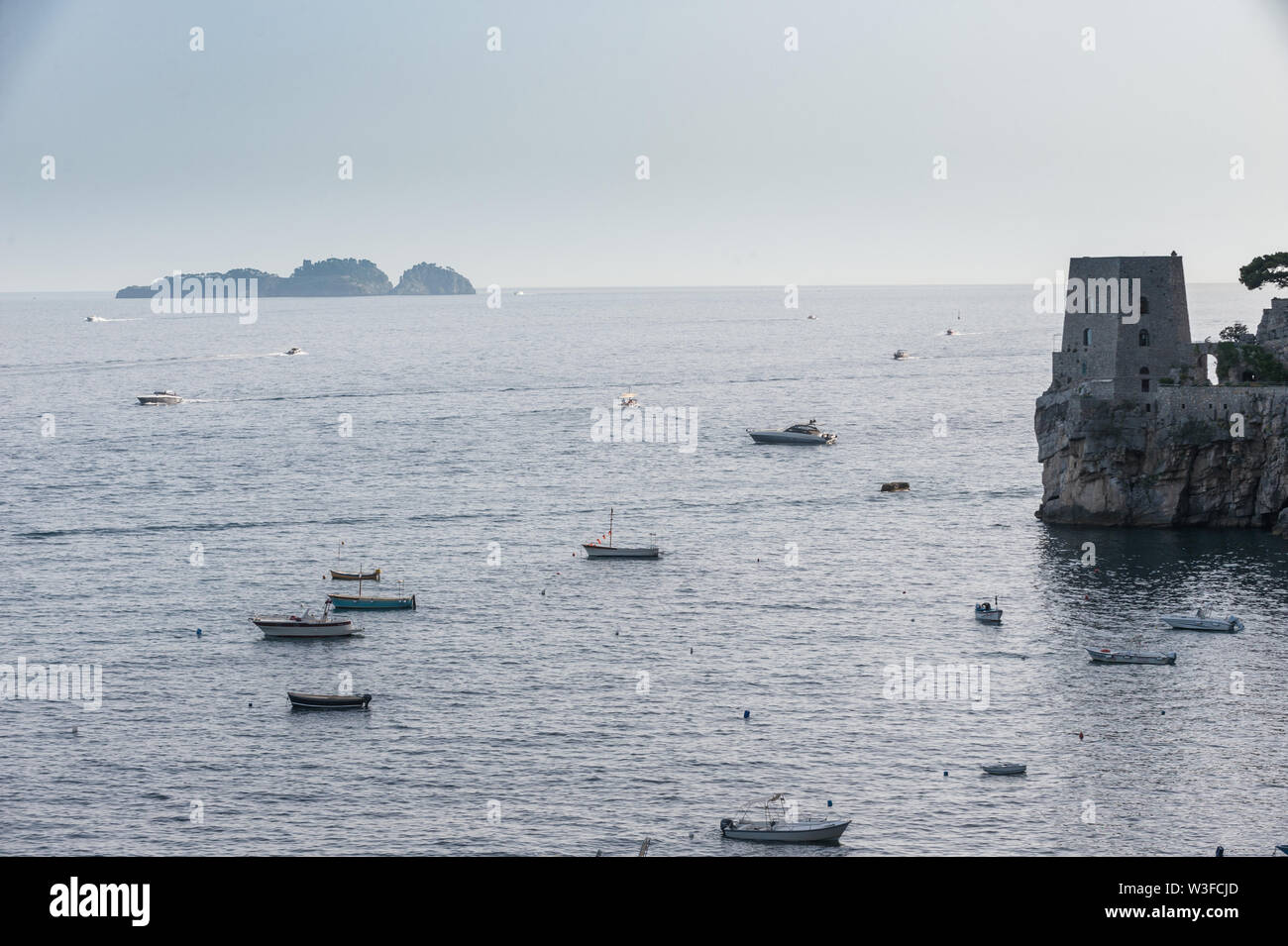 Positano (Salerno) Italia. La baia in un affollato giorno e le isole Li Galli Island in background Foto Stock