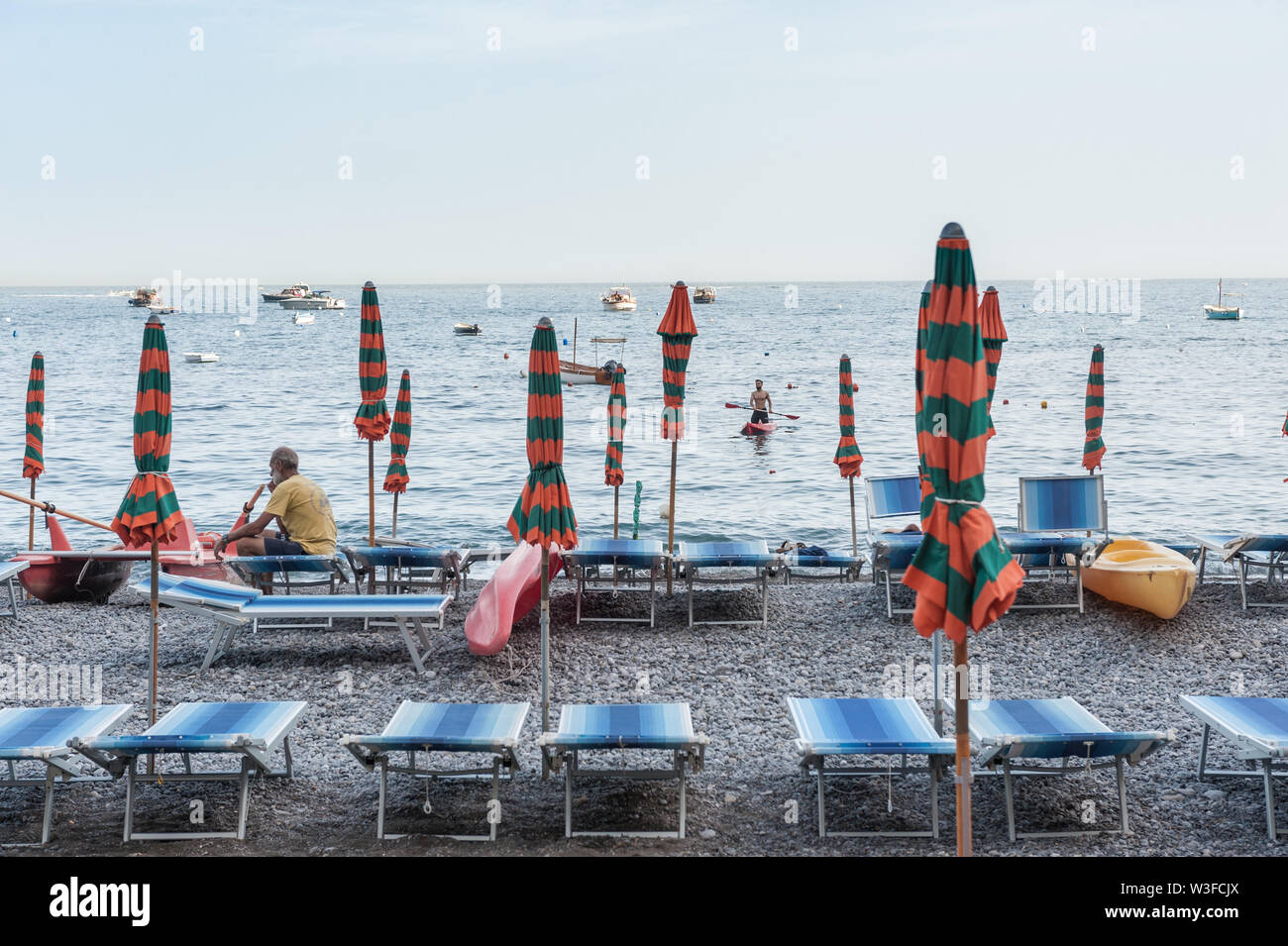 Positano (Salerno) Italia. La spiaggia in un affollato giorno Foto Stock