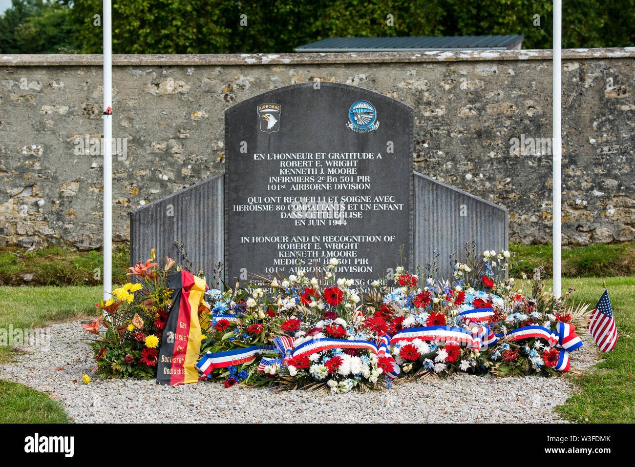 WW2 memorial dedicato a Kenneth Moore e Robert Wright, due US Army Medics a Angoville-au-Plain, Manche, Normandia, Francia Foto Stock