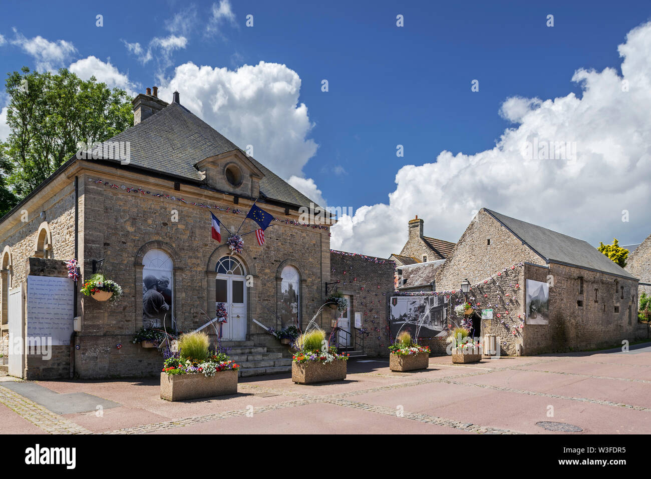 Municipio e foto storiche di WW2 i soldati USA al villaggio di Colleville-sur-Mer, Calvados, Normandia, Francia Foto Stock
