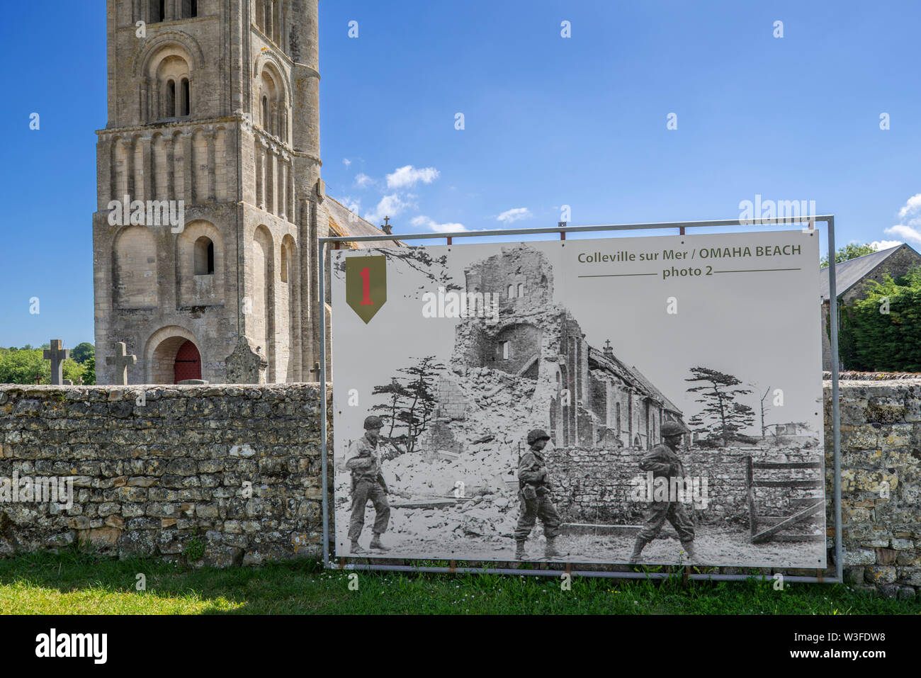 Vecchia foto che mostra WW2 di soldati USA e le rovine di una chiesa di Notre Dame de l'Assomption presso il villaggio Colleville-sur-Mer, Calvados, Normandia, Francia Foto Stock